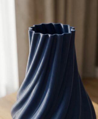 Dettaglio delle nervature a spirale e del bordo del vaso ARLO blu